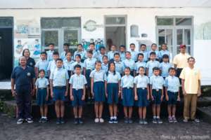 Students & teachers infront of Pengalusan School