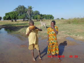 children drink dirty water on their way home