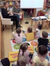 reading in Austrian Sign language