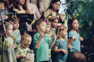 kinderhande Choir performance at the town hall