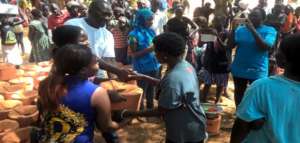Lifeline/UNHCR distributing FES stoves to refugees