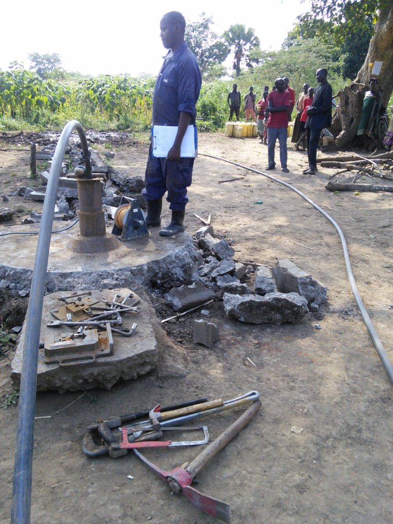 Testing the pump while repairing the Abatapo well