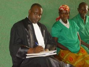 Volunteer lawyer Zénon preparing the defense of a woman