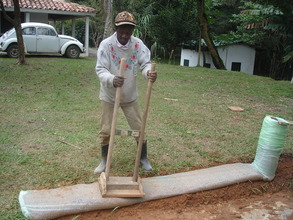 Compacting the earth in the bag.