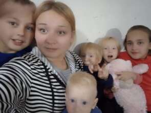 Anna's family with 5 children