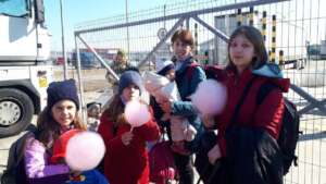 Evacuated family on Romanian border