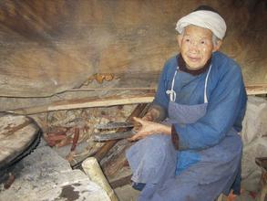 Mrs Huaizu's mother cooking