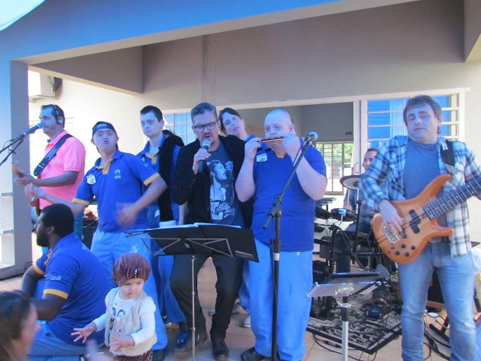 APAE's 45th anniversary - singing