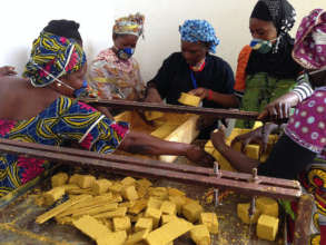 Making soap from palm oil at the Bamako center