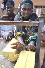 Cutting soap blocks at the Moussou Kalanso coop