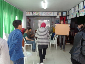 TURKEY/ Syrian Refugees receiving information-maps