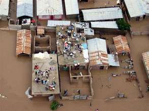People on rooftops to escape flood