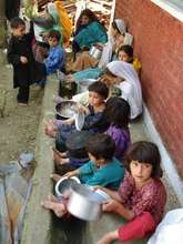 IDP children waiting for distribution of cooked fo