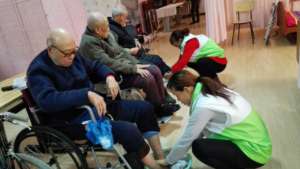 The staff to the elderly feet