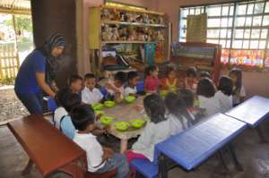 Kinder class served healthy lunch & clean water