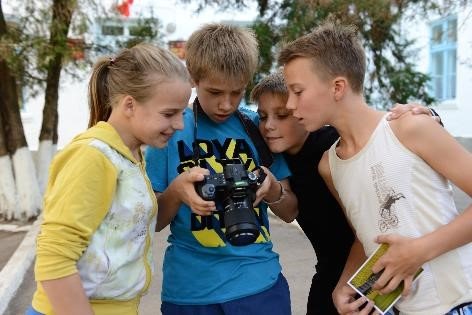 Empower Disadvantaged Children through Photograph