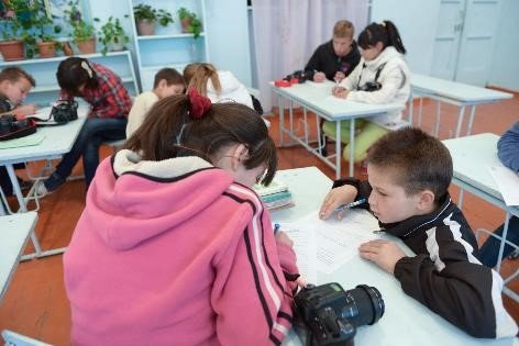 Empower Disadvantaged Children through Photograph