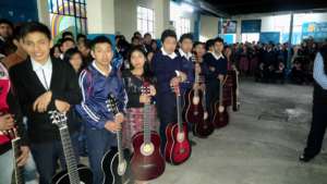 Recibiendo guitarras