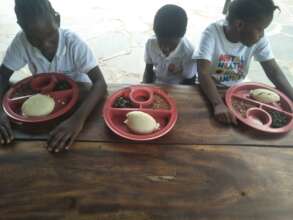 Lunch time at Sisabelo Saka School