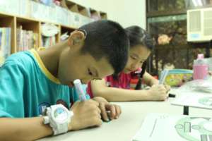 wei wei is doing his homework .