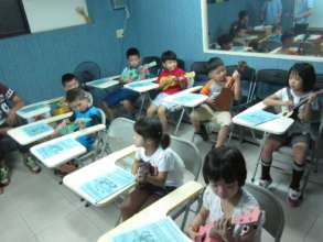 Children learn to play the Ukulele