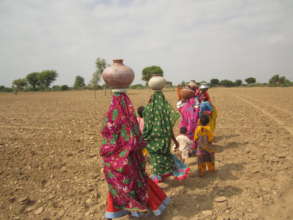 women carrying water in Thar.