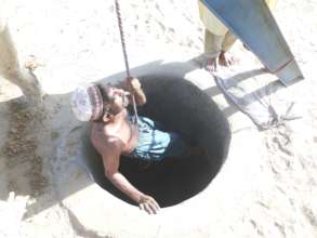 Human digging machine in action in Thar