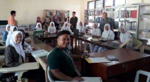 Director Santoli meeting with Nursing students