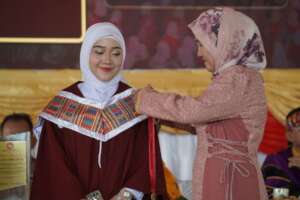 A mom awards her graduate daughter