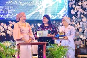 Dr. Charisma, SSC Chancellor honors new nurses