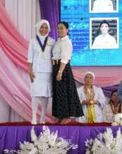 AAI scholar with mom at Graduation