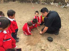 Ninos plantando