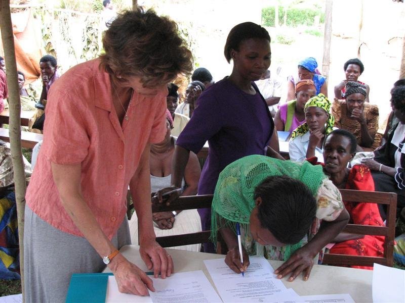 WMI borrower signing loan documents