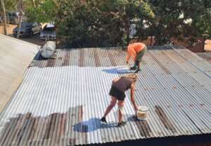 Jahara volunteers paint clinic roofs!