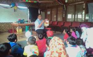 Paman Ganjar reading for the children