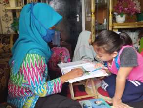 Mrs. Fatonah with her student at reading session