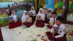 The students with their favorite books