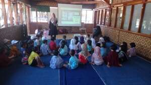 Miss Heti welcomes the students in YUM's hall