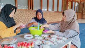 The parents distributing the meals