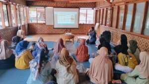Mrs. Agnes explaining about nutritious food