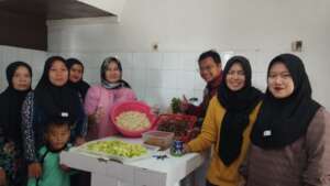 The parents at the kitchen: cooking the food