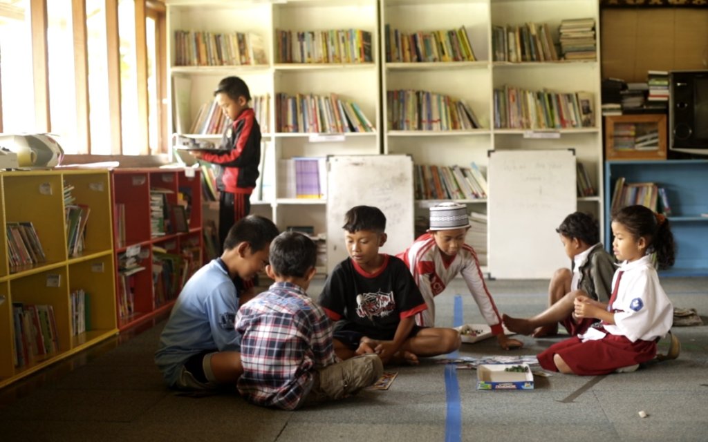 Kids reading in the library