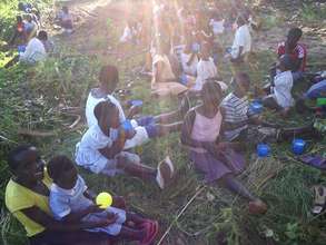 HFYU - Kids at breaktime eating Porridge