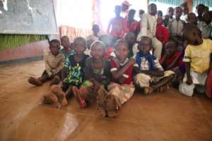Children in D.R. Congo watching edutainment films