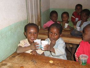 Children drinking water in Zahana’s school from a yogurt cup