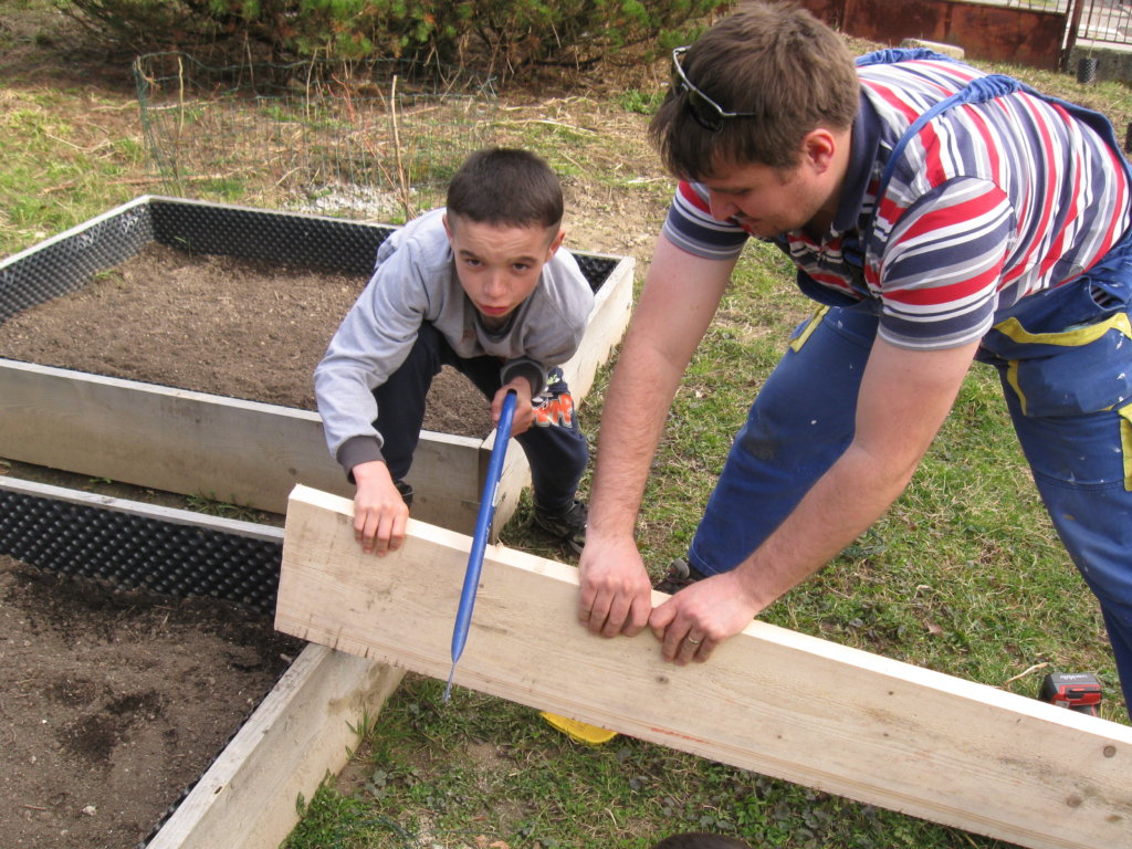 Hens and Seeds for 25 Needy Families in Slovakia