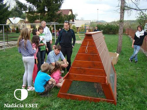 Hens and Seeds for 25 Needy Families in Slovakia