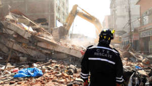 Rescuer facing the rubbles