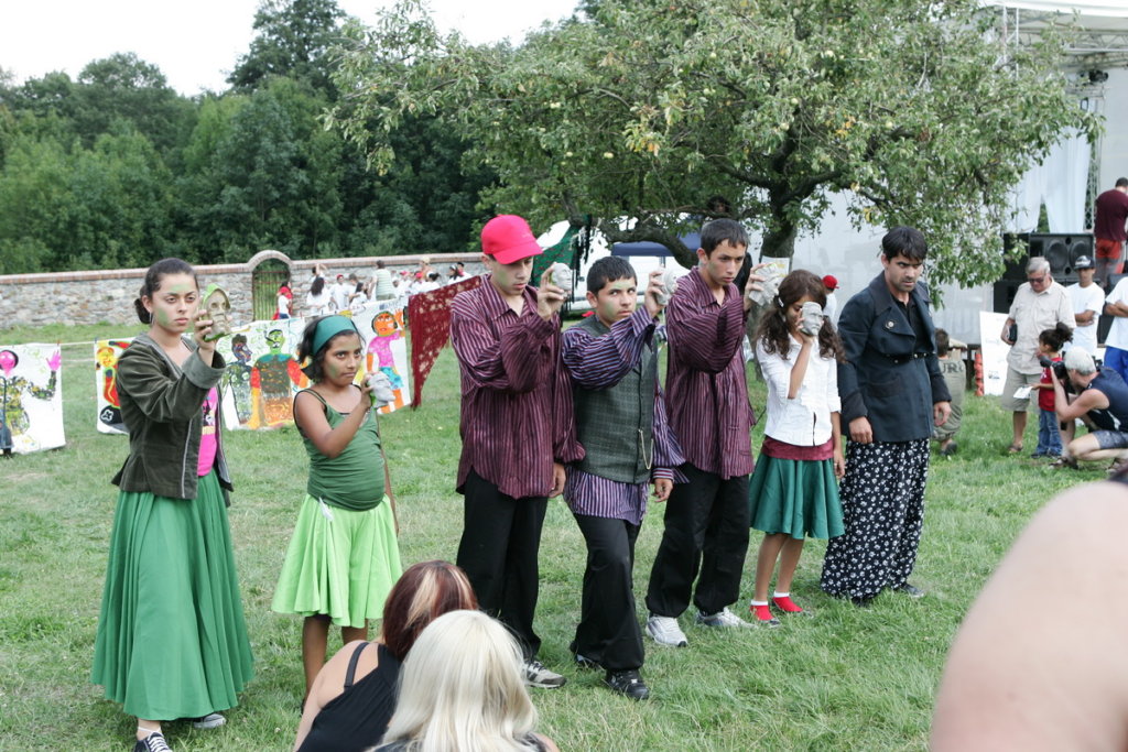 Provide Education for Talented Roma Children