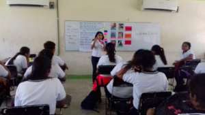 Kassandra teaching kids in Campeche